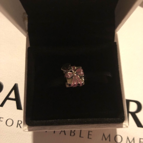 Pandora Wrapped In Love Charm,791132EN24 - Picture 5 of 8